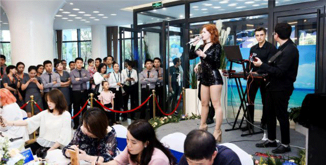 开场乐队表演、张总致辞现场.gif