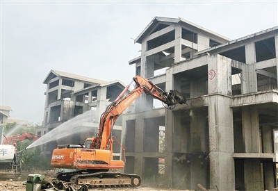 周至集中拆除楼观古镇15栋烂尾别墅 目前正清理建筑垃圾